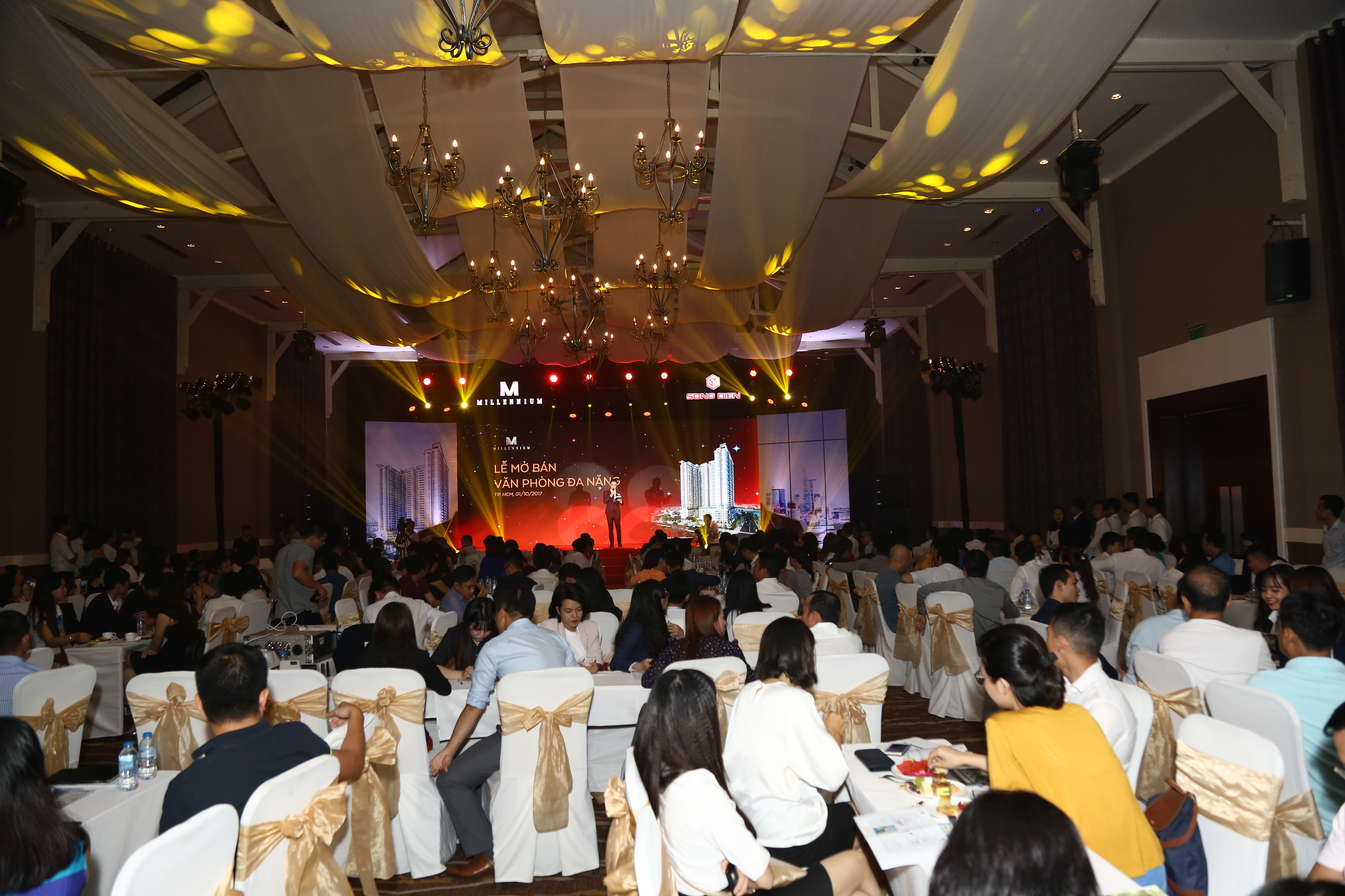 Văn phòng đa năng hút khách trong ngày mở bán - Ảnh 1. Văn phòng đa năng hút khách trong ngày mở bán - Ảnh 1.