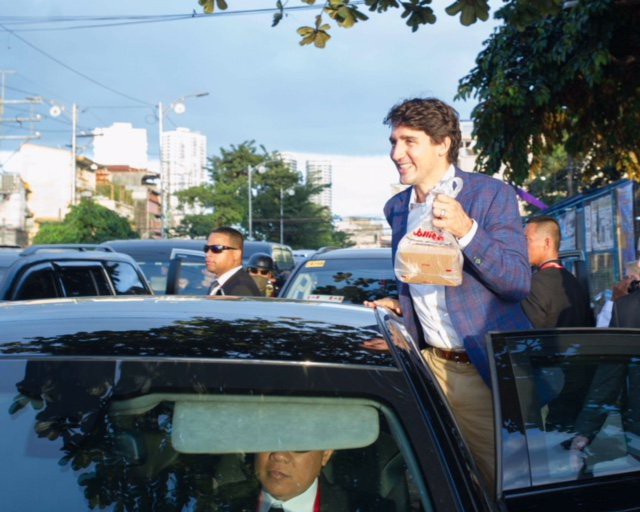 Thủ tướng Canada lại tung chiêu lấy lòng dân Philippines - Ảnh 4. Thủ tướng Canada lại tung chiêu lấy lòng dân Philippines - Ảnh 4.
