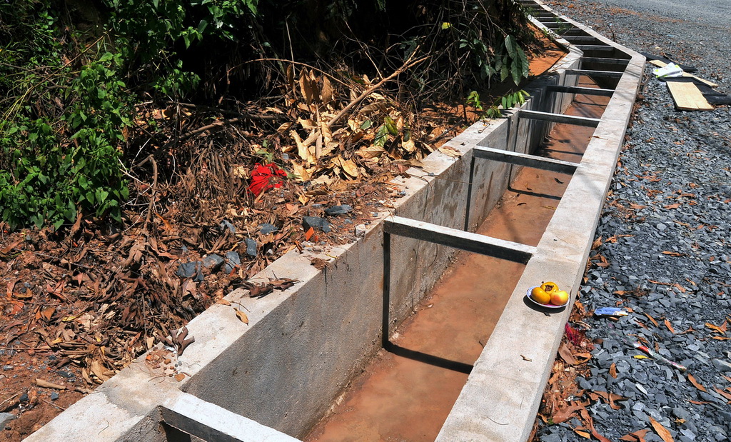 Vụ bé trai lọt cống mất tích: Mương không rào, hố ga không nắp đậy - Ảnh 3. Vụ bé trai lọt cống mất tích: Mương không rào, hố ga không nắp đậy - Ảnh 3.