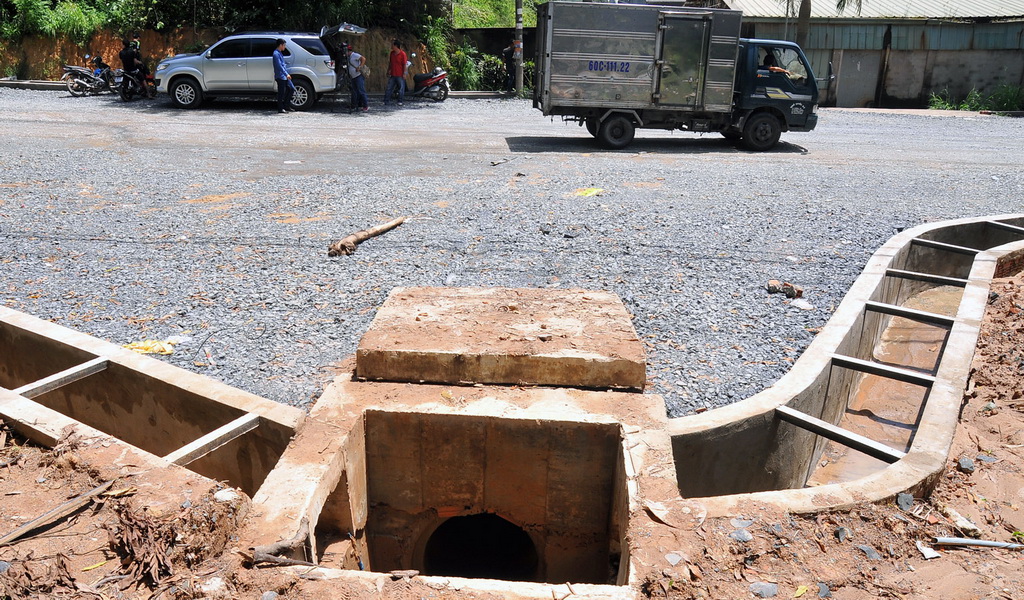 Vụ bé trai lọt cống mất tích: Mương không rào, hố ga không nắp đậy - Ảnh 1. Vụ bé trai lọt cống mất tích: Mương không rào, hố ga không nắp đậy - Ảnh 1.