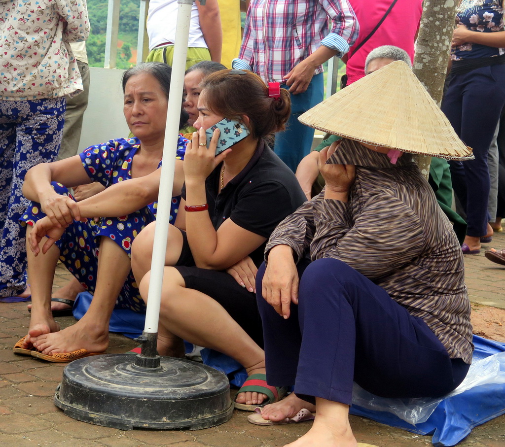 Chưa tìm thấy 3 công nhân mất tích vụ sập cầu đang xây - Ảnh 3.