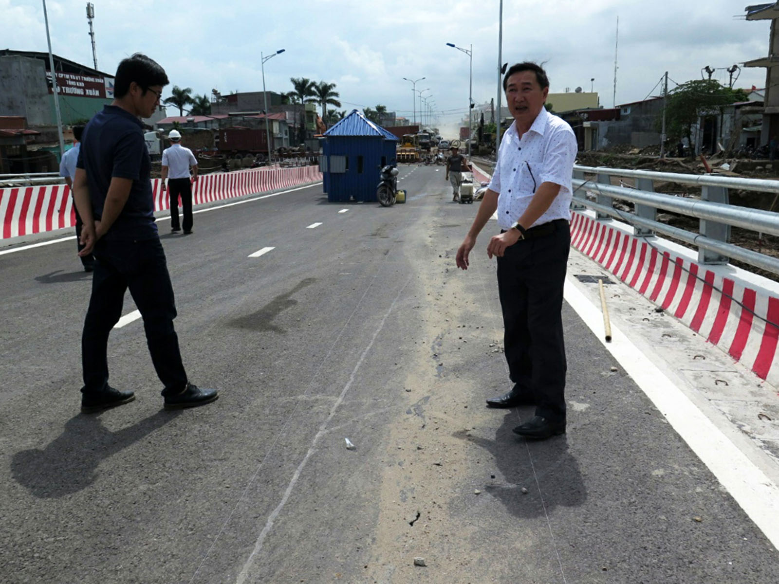 Hải Phòng: cầu vượt có vết nứt vì thời tiết xấu - Ảnh 1. Hải Phòng: cầu vượt có vết nứt vì thời tiết xấu - Ảnh 1.