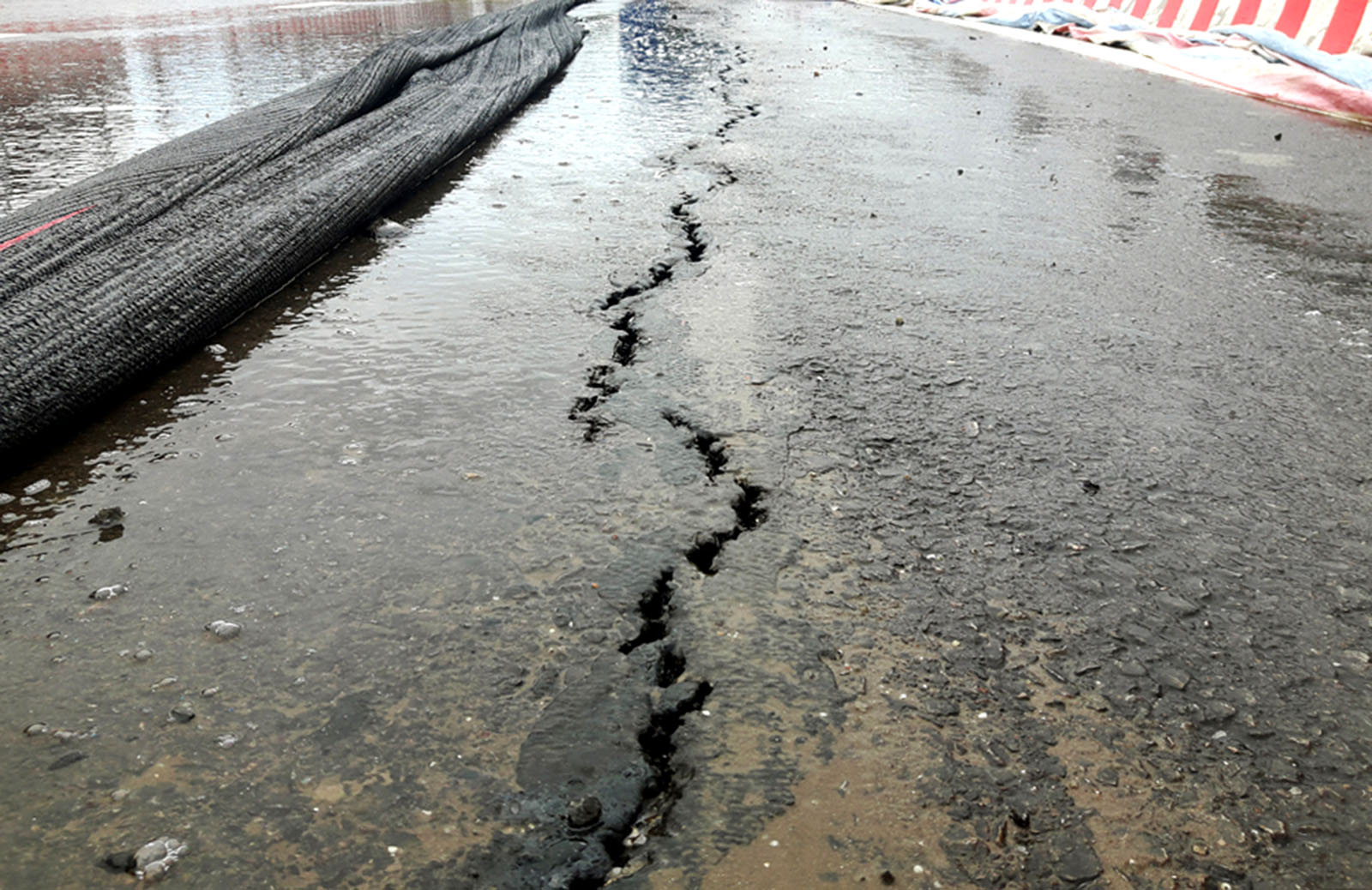 Hải Phòng: cầu vượt có vết nứt vì thời tiết xấu - Ảnh 3. Hải Phòng: cầu vượt có vết nứt vì thời tiết xấu - Ảnh 3.