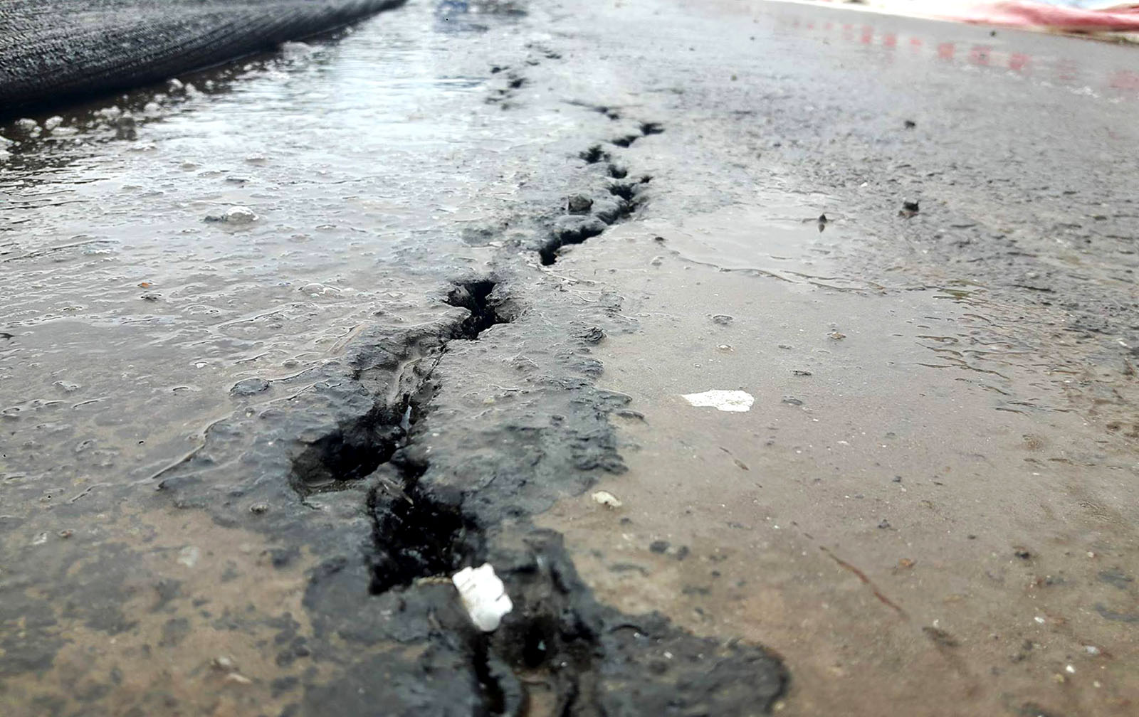 Hải Phòng: cầu vượt có vết nứt vì thời tiết xấu - Ảnh 4. Hải Phòng: cầu vượt có vết nứt vì thời tiết xấu - Ảnh 4.