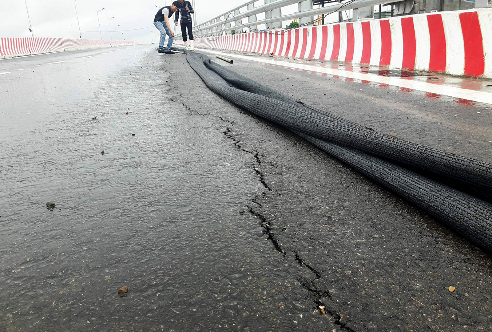 Hải Phòng: cầu vượt có vết nứt vì thời tiết xấu - Ảnh 2. Hải Phòng: cầu vượt có vết nứt vì thời tiết xấu - Ảnh 2.