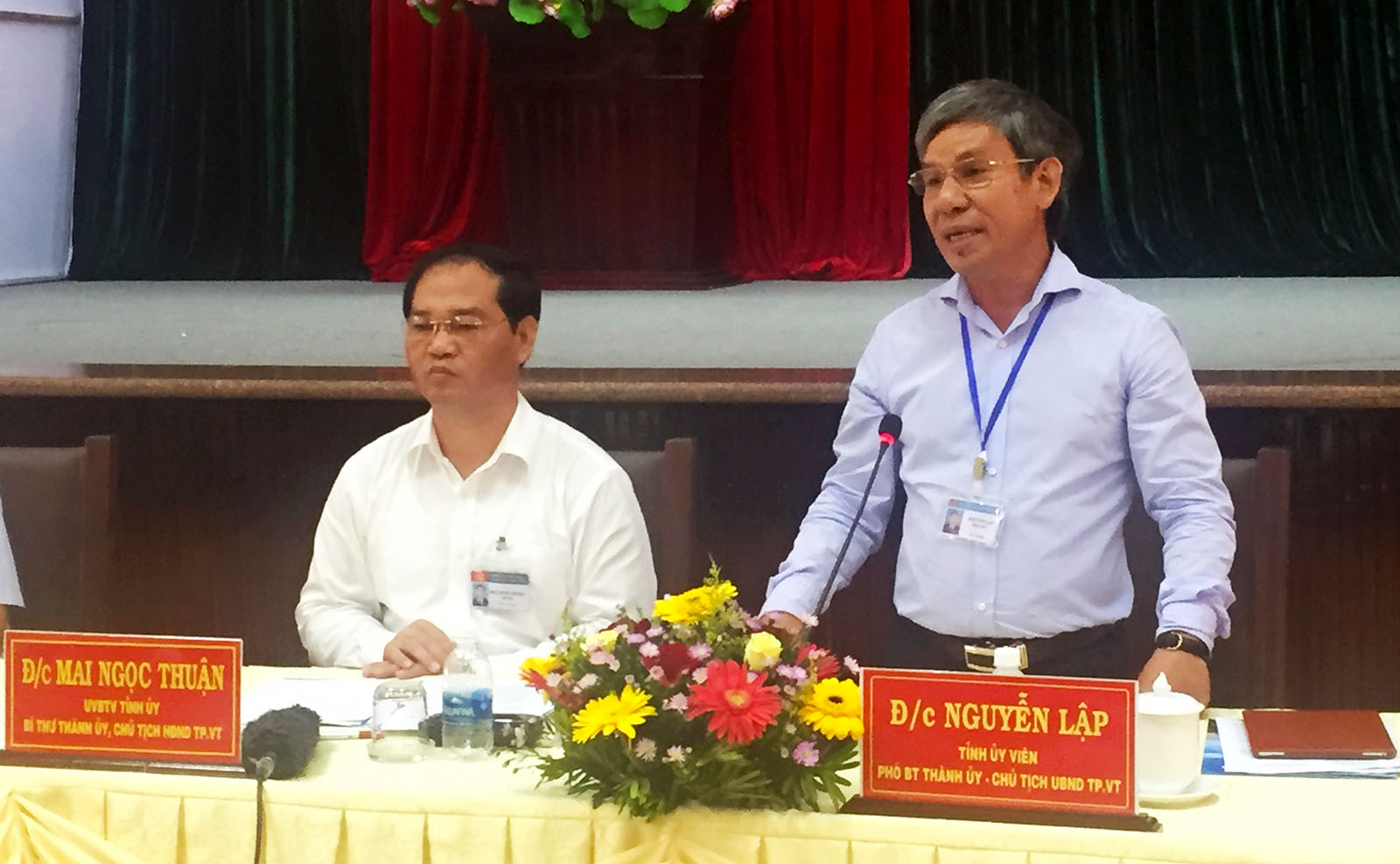 Bí thư thành ủy Vũng Tàu cúi đầu xin lỗi dân khi đối thoại - Ảnh 1. Bí thư thành ủy Vũng Tàu cúi đầu xin lỗi dân khi đối thoại - Ảnh 1.