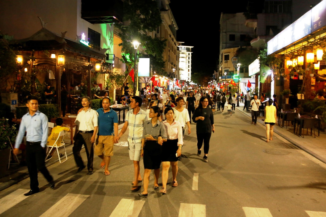 Cuối tuần Huế cũng có phố đi bộ - Ảnh 9. Cuối tuần Huế cũng có phố đi bộ - Ảnh 9.