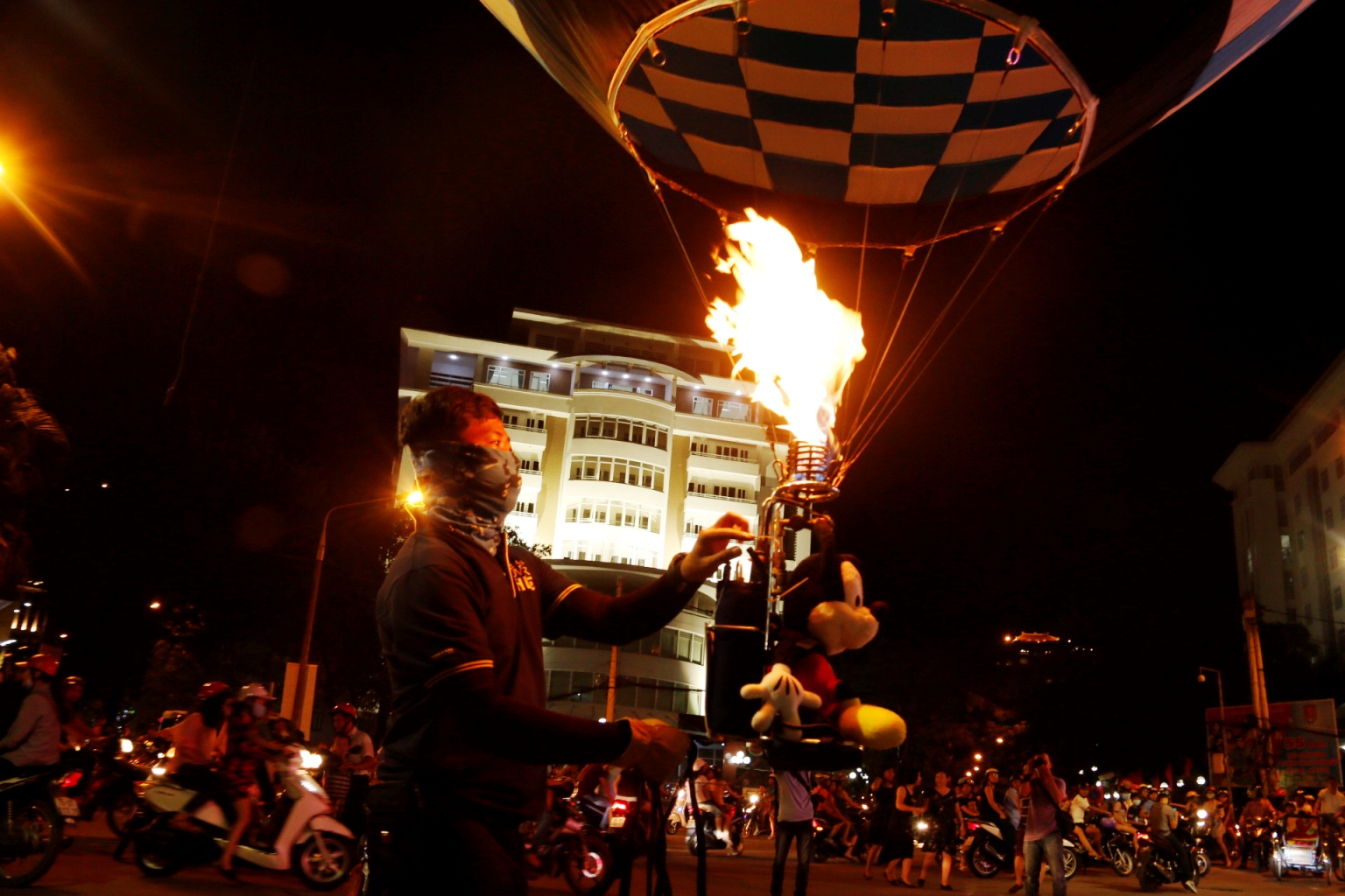 Cuối tuần Huế cũng có phố đi bộ - Ảnh 4. Cuối tuần Huế cũng có phố đi bộ - Ảnh 4.