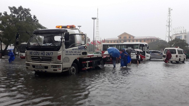 Nhiều khu vực miền Trung chìm trong nước lũ - Ảnh 5. Nhiều khu vực miền Trung chìm trong nước lũ - Ảnh 5.