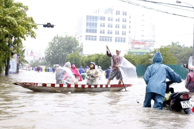 Nhiều khu vực miền Trung chìm trong nước lũ - Ảnh 2. Nhiều khu vực miền Trung chìm trong nước lũ - Ảnh 2.