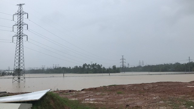 Nhiều khu vực miền Trung chìm trong nước lũ - Ảnh 8. Nhiều khu vực miền Trung chìm trong nước lũ - Ảnh 8.