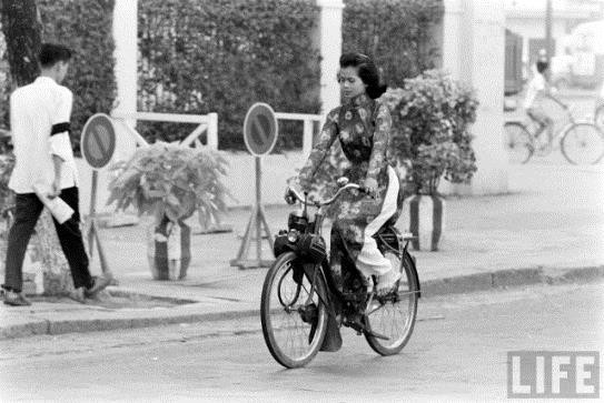 Sài Gòn xưa: Solex với áo dài - Ảnh 1. Sài Gòn xưa: Solex với áo dài - Ảnh 1.