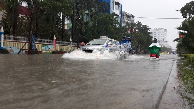 Nhiều khu vực miền Trung chìm trong nước lũ - Ảnh 6. Nhiều khu vực miền Trung chìm trong nước lũ - Ảnh 6.
