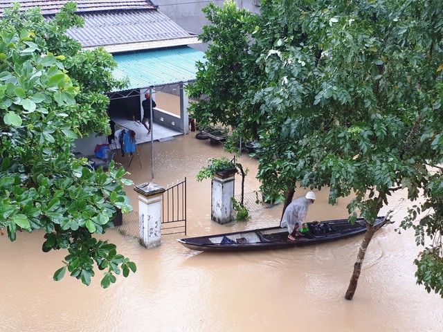 Nhiều khu vực miền Trung chìm trong nước lũ - Ảnh 16. Nhiều khu vực miền Trung chìm trong nước lũ - Ảnh 16.
