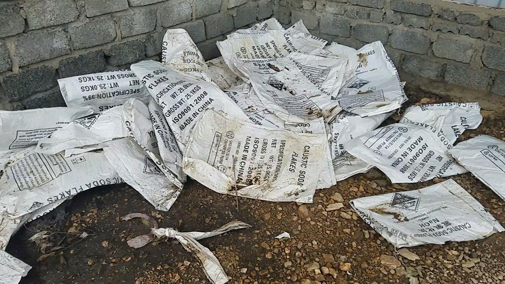 Sau bão, phát hiện cả kho hóa chất Trung Quốc bỏ hoang - Ảnh 4. Sau bão, phát hiện cả kho hóa chất Trung Quốc bỏ hoang - Ảnh 4.