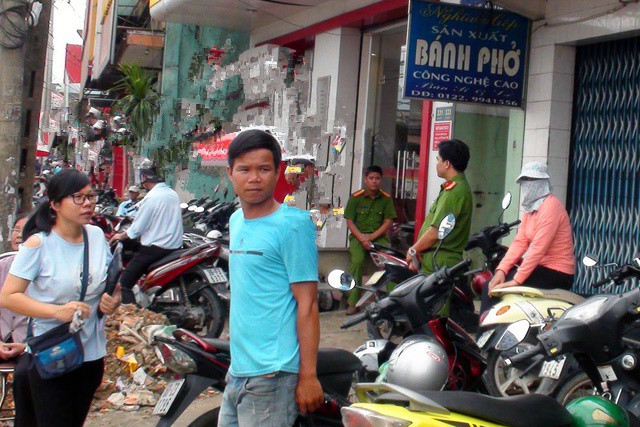 Dân vây trụ sở quỹ tín dụng, đòi trả hơn 50 tỉ đồng - Ảnh 2. Dân vây trụ sở quỹ tín dụng, đòi trả hơn 50 tỉ đồng - Ảnh 2.