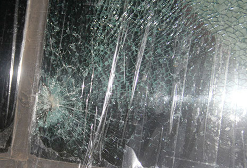 Rủ nhau ném đá xe khách làm 2 người bị thương - Ảnh 1. Rủ nhau ném đá xe khách làm 2 người bị thương - Ảnh 1.