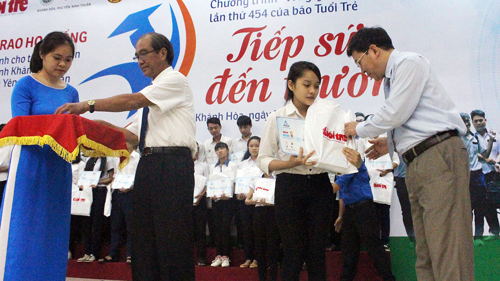 Tiếp sức để các em giữ mãi nhiệt huyết hôm nay - Ảnh 4. Tiếp sức để các em giữ mãi nhiệt huyết hôm nay - Ảnh 4.