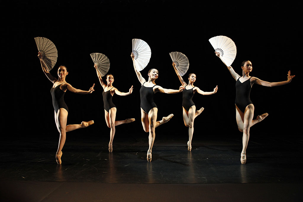 Nghệ sĩ ưu tú Tố Như (giữa) trên sàn tập của chương trình The Ballerina - Ảnh: Arabesque Nghệ sĩ ưu tú Tố Như (giữa) trên sàn tập của chương trình The Ballerina - Ảnh: Arabesque