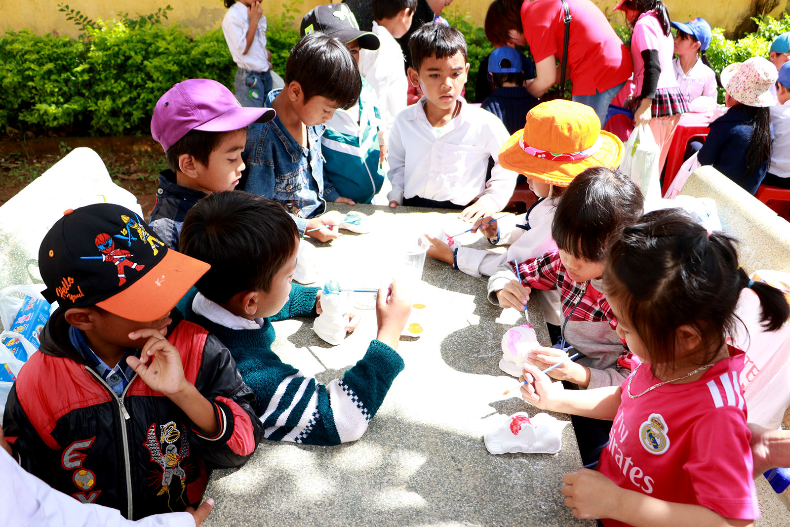 Mang trăng sáng trung thu lên cho trẻ em vùng cao - Ảnh 2. Mang trăng sáng trung thu lên cho trẻ em vùng cao - Ảnh 2.