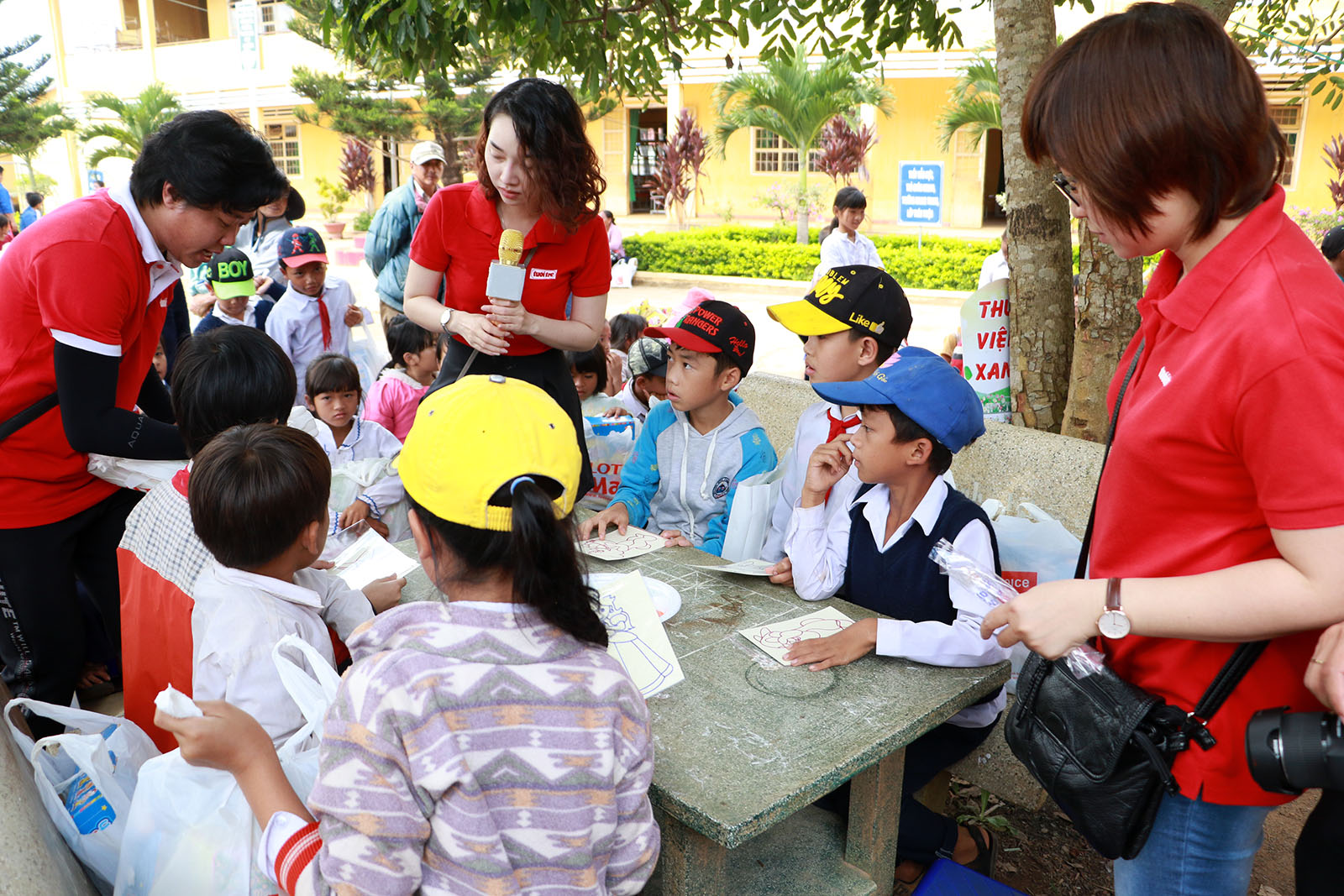 Mang trăng sáng trung thu lên cho trẻ em vùng cao - Ảnh 5. Mang trăng sáng trung thu lên cho trẻ em vùng cao - Ảnh 5.