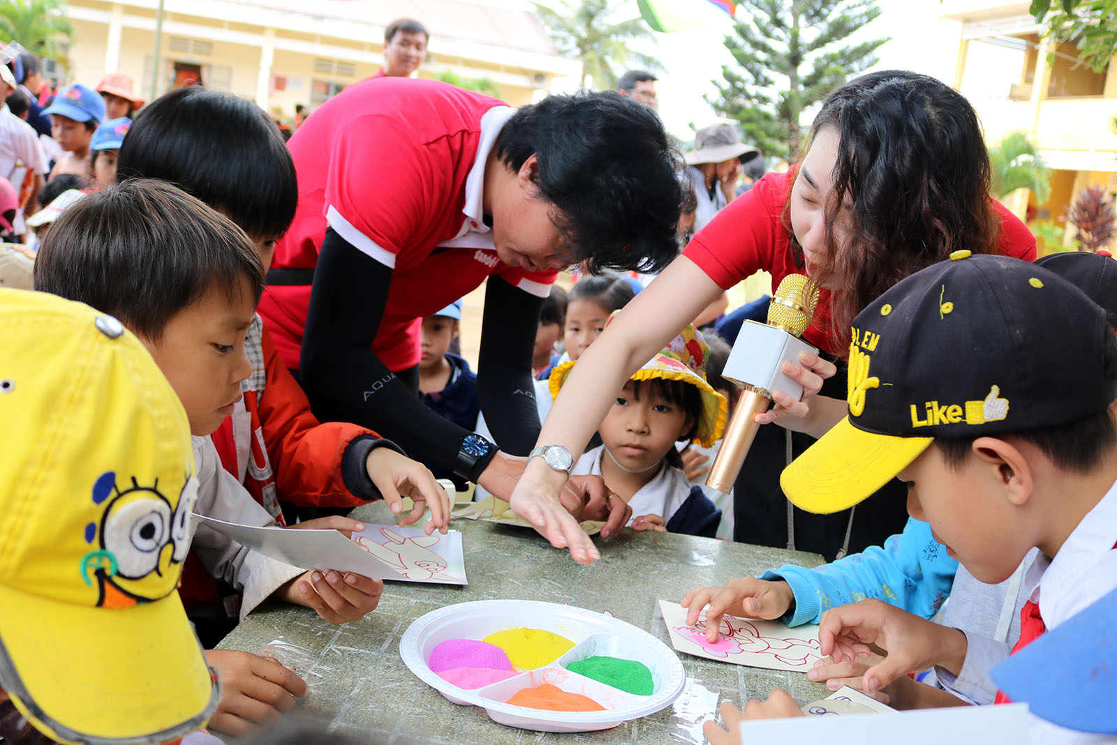 Mang trăng sáng trung thu lên cho trẻ em vùng cao - Ảnh 8. Mang trăng sáng trung thu lên cho trẻ em vùng cao - Ảnh 8.