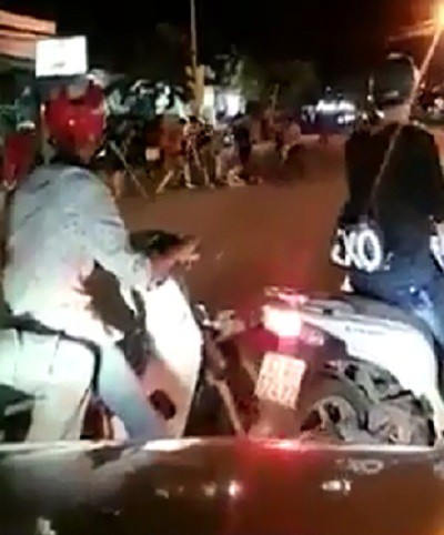 Nhóm thanh niên mang mã tấu truy sát nhau trong đêm - Ảnh 1. Nhóm thanh niên mang mã tấu truy sát nhau trong đêm - Ảnh 1.