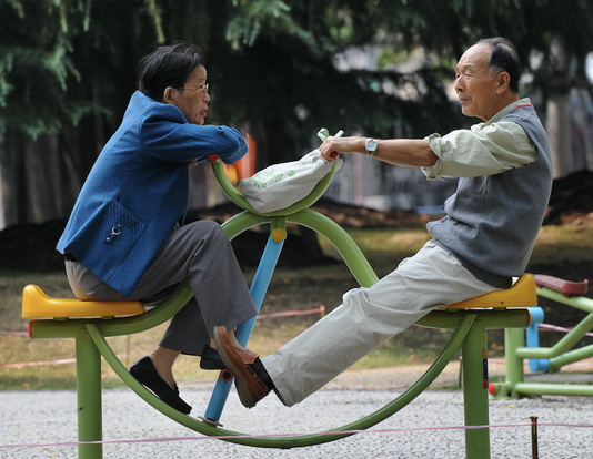 Người cao tuổi ở Trung Quốc. Chính quyền Bắc Kinh đã phải thay đổi chính sách một con nghiêm ngặt để tăng dân số - Ảnh: AFP