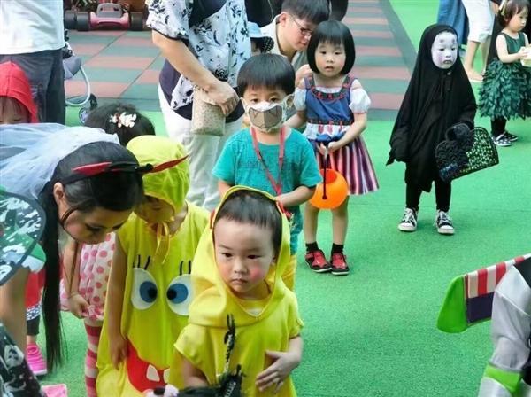 Dân mạng cười sảng khoái với em bé bám đuôi xe mẹ đòi đi chợ - Ảnh 4. Dân mạng cười sảng khoái với em bé bám đuôi xe mẹ đòi đi chợ - Ảnh 4.