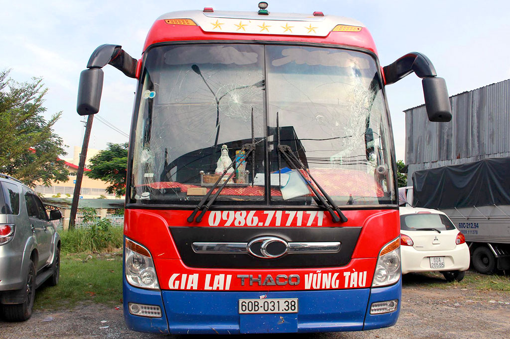 Điều tra vụ xe khách bị nhóm thanh niên chặn xe đập phá - Ảnh 1. Điều tra vụ xe khách bị nhóm thanh niên chặn xe đập phá - Ảnh 1.