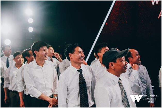 Thầy giáo trường tiểu học Tri Lễ tỏa sáng tại Gala WeChoice Awards 2017 - Ảnh 4. Thầy giáo trường tiểu học Tri Lễ tỏa sáng tại Gala WeChoice Awards 2017 - Ảnh 4.