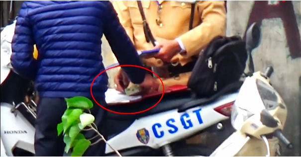 Chủ tịch Hà Nội yêu cầu kiểm tra vụ clip CSGT nghi mãi lộ - Ảnh 1. Chủ tịch Hà Nội yêu cầu kiểm tra vụ clip CSGT nghi mãi lộ - Ảnh 1.