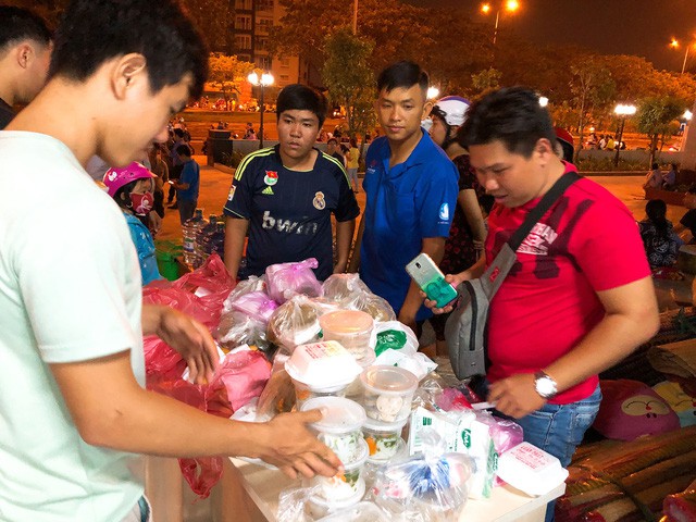 Trắng đêm với bà con nạn nhân vụ cháy chung cư Carina - Ảnh 10. Trắng đêm với bà con nạn nhân vụ cháy chung cư Carina - Ảnh 10.