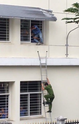 Điểm thi thấp, nam sinh Cao Thắng nhảy lầu tự vẫn - Ảnh 1. Điểm thi thấp, nam sinh Cao Thắng nhảy lầu tự vẫn - Ảnh 1.