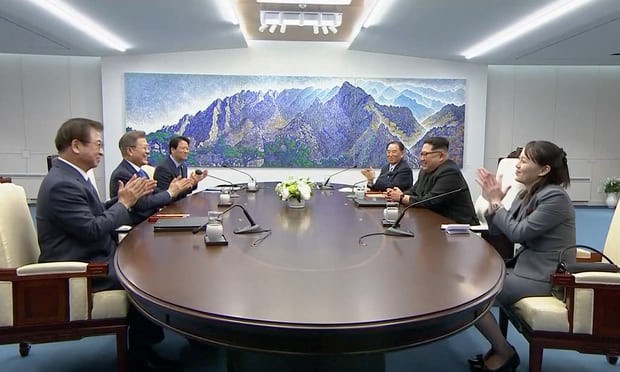 Triều Tiên dò mìn, khử trùng khi ông Kim vào Nhà Hòa bình - Ảnh 1. Triều Tiên dò mìn, khử trùng khi ông Kim vào Nhà Hòa bình - Ảnh 1.