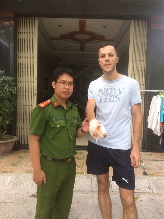 Khen thưởng hai người nước ngoài lao vào lửa cứu người - Ảnh 3. Khen thưởng hai người nước ngoài lao vào lửa cứu người - Ảnh 3.