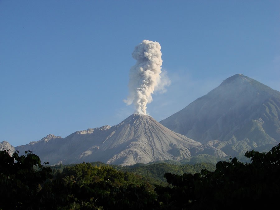 7 núi lửa tiềm ẩn nguy hiểm nhất thế giới - Ảnh 1.