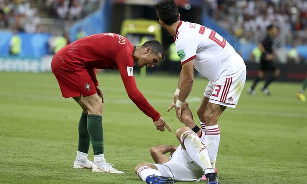 Cristiano Ronaldo bị “thẻ đỏ” từ người hâm mộ - Ảnh 1. Cristiano Ronaldo bị “thẻ đỏ” từ người hâm mộ - Ảnh 1.