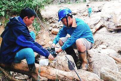 Nhà mạng chiến đấu với trắng sóng hậu lũ quét ở Tây Bắc - Ảnh 9. Nhà mạng chiến đấu với trắng sóng hậu lũ quét ở Tây Bắc - Ảnh 9.