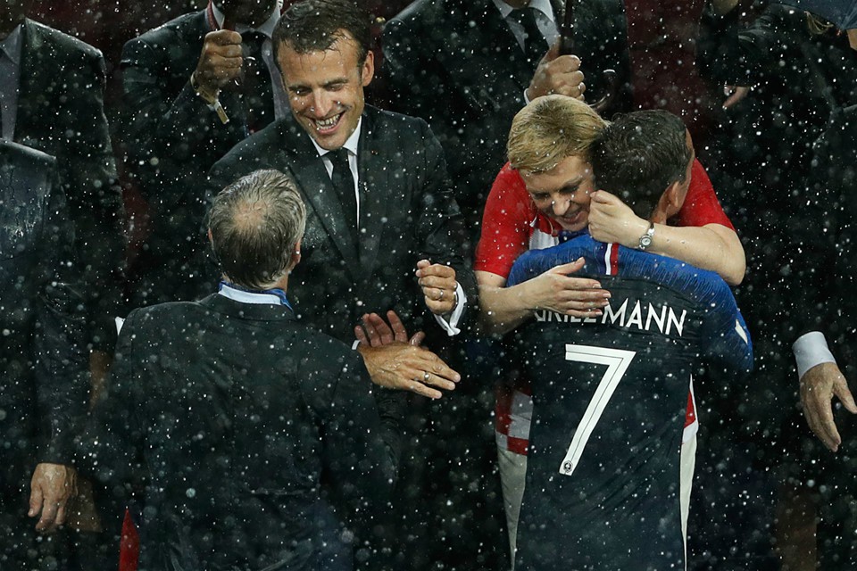 16-7: Bức ảnh Tổng thống Croatia lau nước mắt cho Modric gây xúc động mạnh - Ảnh 14.