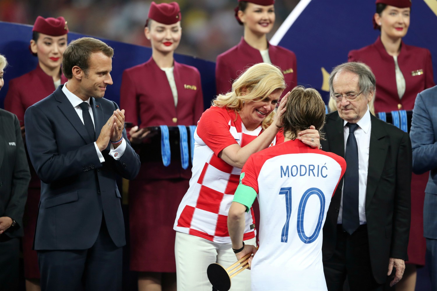 16-7: Bức ảnh Tổng thống Croatia lau nước mắt cho Modric gây xúc động mạnh - Ảnh 13.