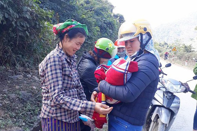 Nghệ An khen thưởng các cô giáo đỡ đẻ bên đường - Ảnh 2. Nghệ An khen thưởng các cô giáo đỡ đẻ bên đường - Ảnh 2.