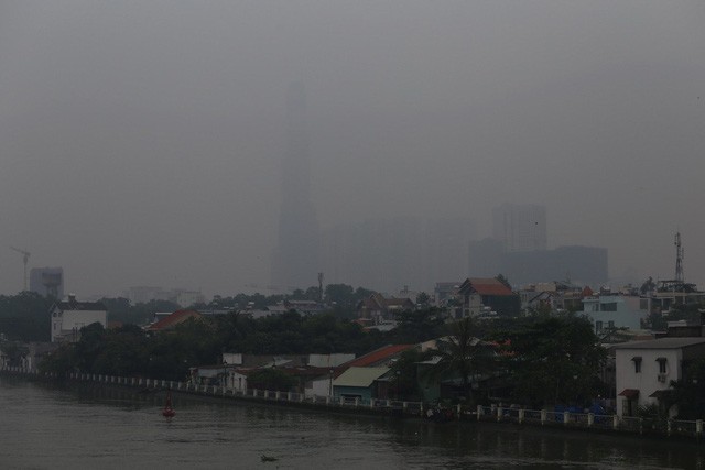Mù bao phủ, cách nào đo độ ô nhiễm ở Sài Gòn? - Ảnh 1. Mù bao phủ, cách nào đo độ ô nhiễm ở Sài Gòn? - Ảnh 1.