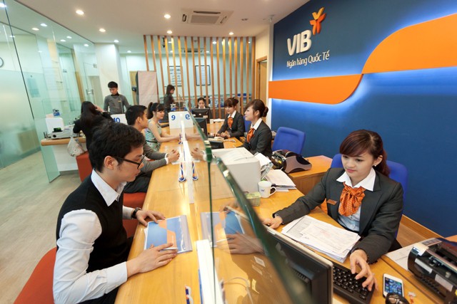 VIB tặng quà trị giá 7 tỉ đồng cho khách hàng gửi tiết kiệm - Ảnh 2. VIB tặng quà trị giá 7 tỉ đồng cho khách hàng gửi tiết kiệm - Ảnh 2.