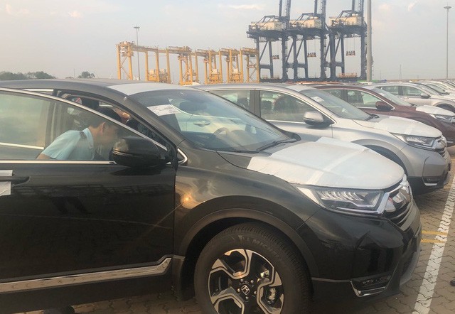 Nhập khẩu xe hơi lập kỷ lục: nửa tháng 6 chiếc - Ảnh 1. Nhập khẩu xe hơi lập kỷ lục: nửa tháng 6 chiếc - Ảnh 1.