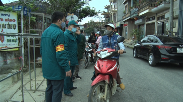 Tuyên truyền tạm dừng hoạt động chợ phiên trung tâm huyện Quản Bạ, Hà Giang để phòng dịch - Ảnh: Sở Y tế Hà Giang