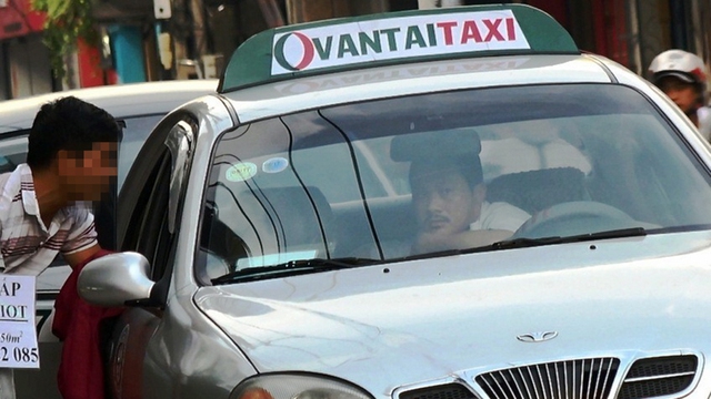 Thâm nhập đường dây taxi dù “chặt chém” khách - Ảnh 2. Thâm nhập đường dây taxi dù “chặt chém” khách - Ảnh 2.