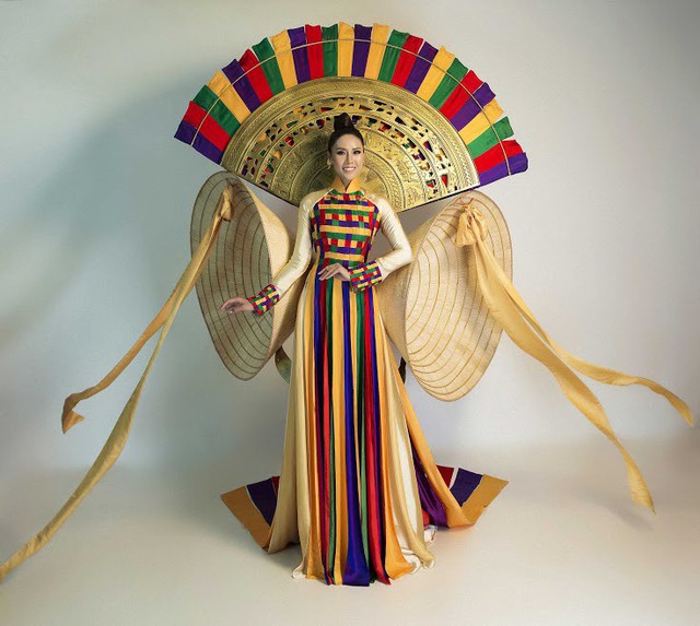 Nguyễn Thị Loan với trống đồng, nón lá ở Miss Universe 2017 - Ảnh 1. Nguyễn Thị Loan với trống đồng, nón lá ở Miss Universe 2017 - Ảnh 1.
