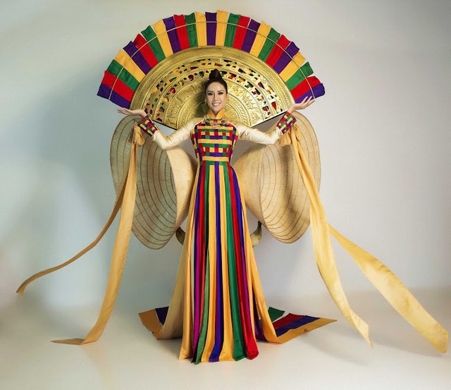 Nguyễn Thị Loan với trống đồng, nón lá ở Miss Universe 2017 - Ảnh 2. Nguyễn Thị Loan với trống đồng, nón lá ở Miss Universe 2017 - Ảnh 2.