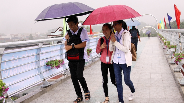 Đưa vào sử dụng cầu vượt bộ hành trên quốc lộ 1 - Ảnh 3. Đưa vào sử dụng cầu vượt bộ hành trên quốc lộ 1 - Ảnh 3.